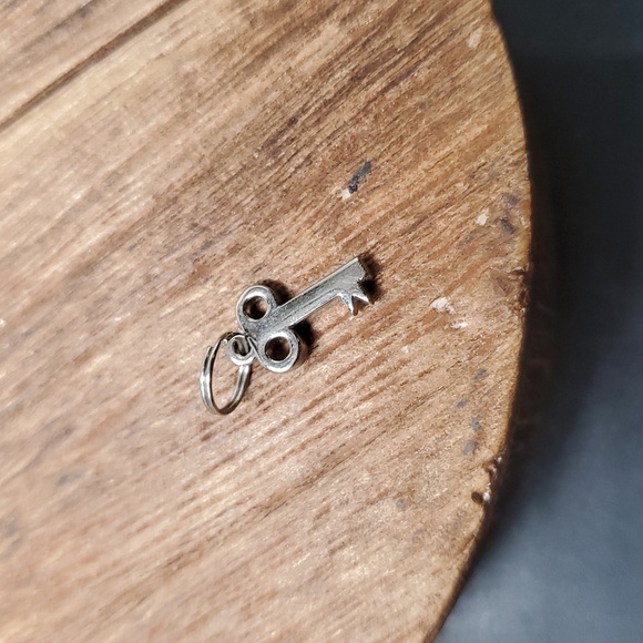 Delicate‎ Victorian Key Pendant P280 - Picture 2 of 2